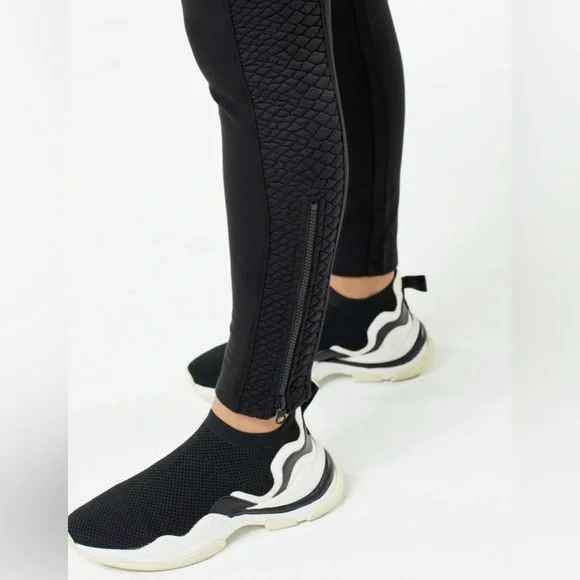 BLANC NOIR || Croco Knit Sweatpant in Black - SZ XS - Picture 6 of 8